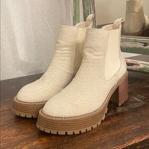 MIA Harper Cream Chelsea Textured Ankle Boot with Lug Heel. Size 10